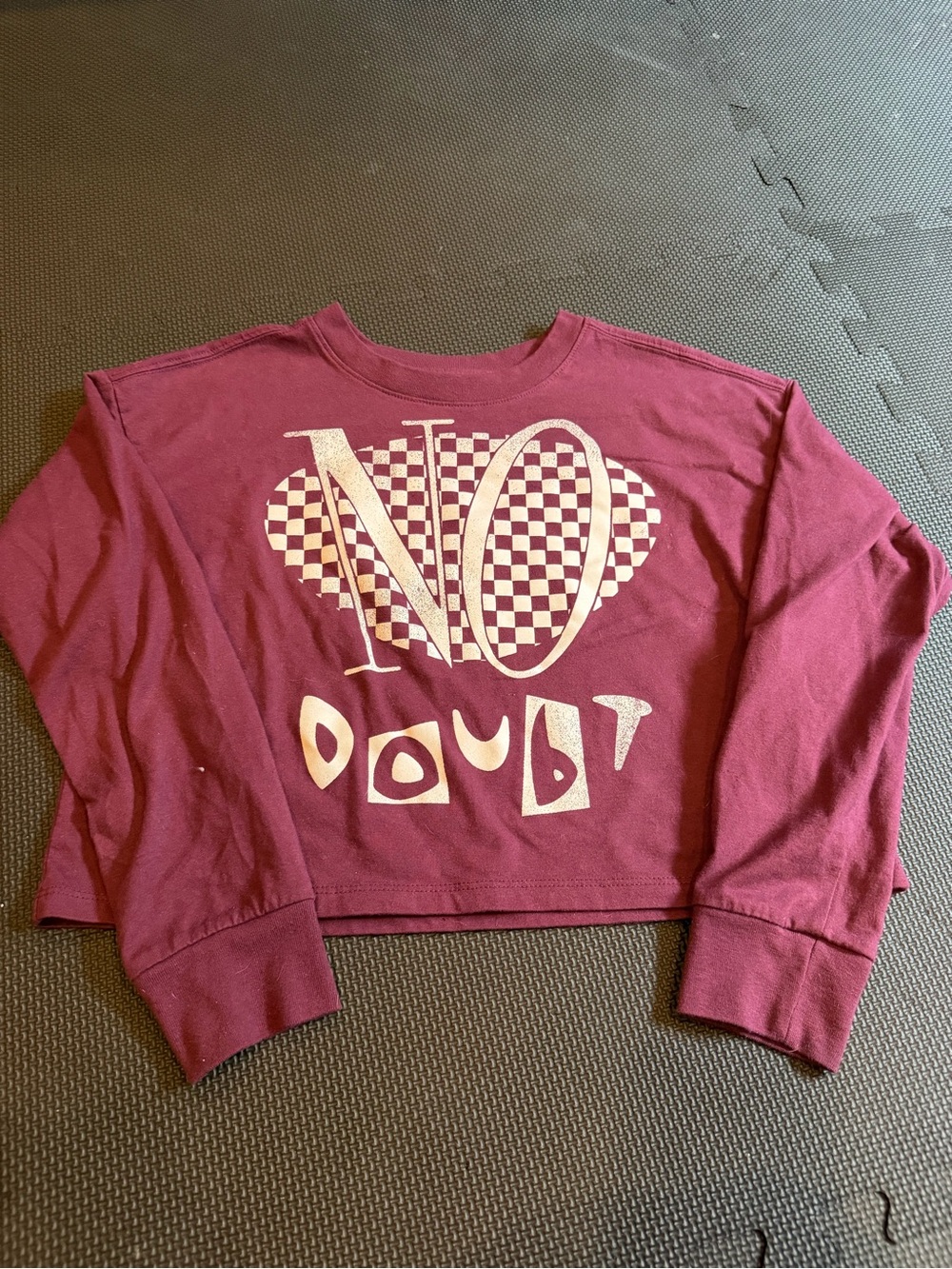 Vintage y2k Girls Maroon 'No Doubt' Graphic Cropped Tshirt